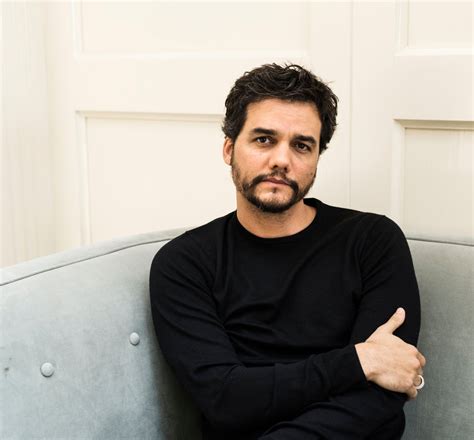 Wagner Moura Performs A Live Reading of Marx for Beginners – A Night of Unexpected Literary Delight!